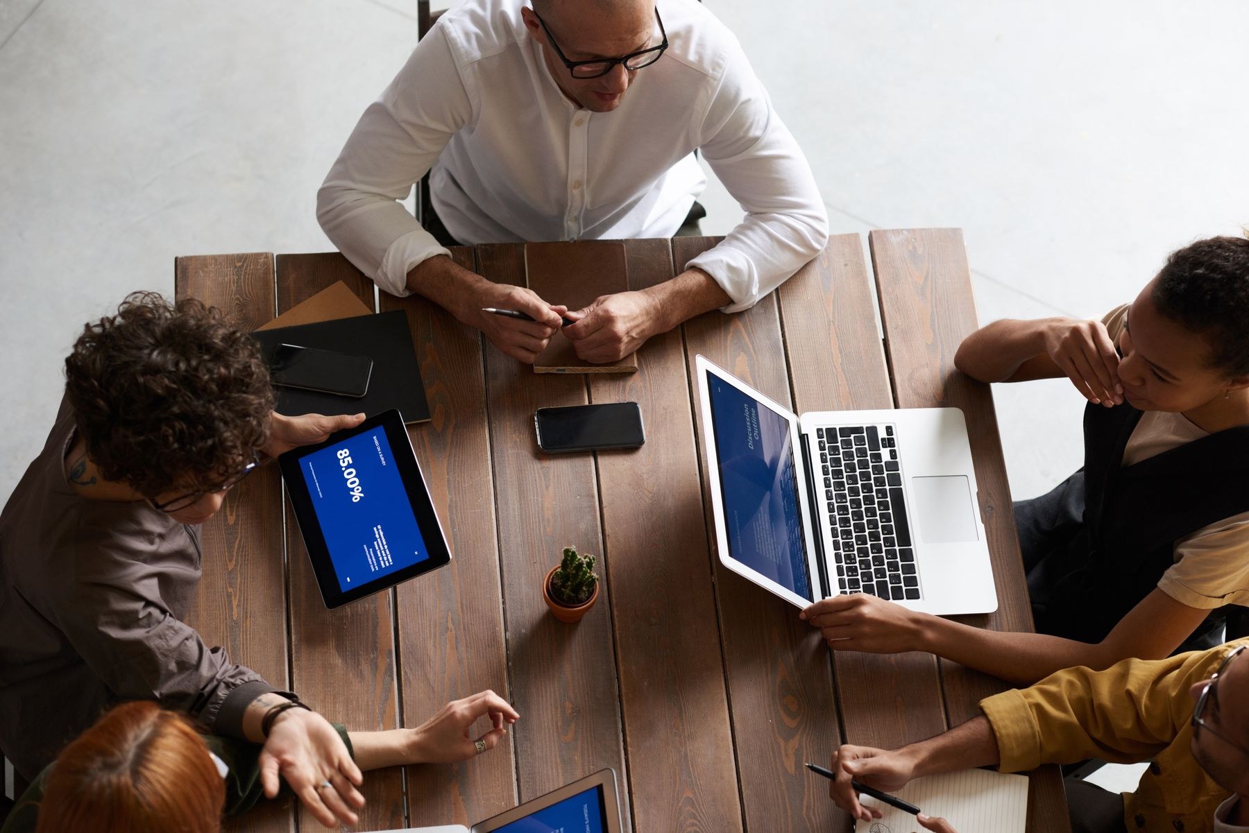 Équipe réelle réunie devant des visualisations de données